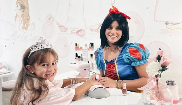 Uñas temáticas de princesa en una fiesta de spa de niñas en Coral Gables, Miami